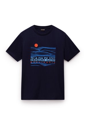 Marineblaue kurzärmelige T-Shirt mit einem blauen abstrakten Bergmuster, einer orangenen Sonne und dem Text "NAPAPIJRI geographic" auf der Vorderseite.