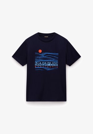 T-shirt à manches courtes bleu marine avec un motif abstrait de montagnes bleues, un soleil orange et le texte "NAPAPIJRI geographic" sur le devant.