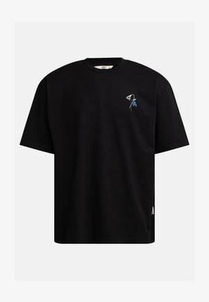 Musta puuvillainen T-paita lyhyillä hihoilla, pyöreällä kaula-aukolla, jossa on pieni sinivalkoinen kukka-ompelu rinnassa. Sivutagi-yksityiskohta.