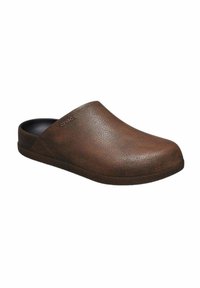 Zoccoli in finta pelle marrone con una finitura liscia e testurizzata, punta tonda, retro chiuso e plantare sagomato. Logo "CROCS" impresso sul lato.