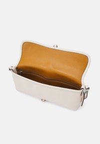 COACH HAMPTONS BAG - Rankinė - chalk