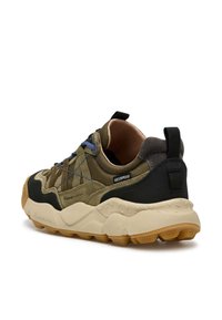 Sneaker impermeabile verde oliva con accenti neri, suola in gomma testurizzata, design con lacci e una silhouette distintiva chunky.
