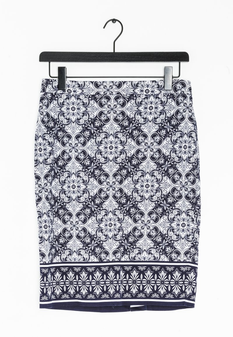 Marinblå kjol med vitt blommigt paisleymönster, slät textur, rak passform och kontrasterande kant längst ner. Hänger från en svart klämma.