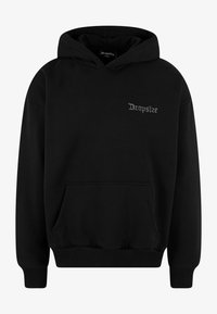 Sudadera con capucha negra y cordón, que cuenta con un bolsillo tipo canguro en la parte frontal y un pequeño logo bordado en el pecho. Tejido suave y texturizado.