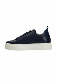 Sneaker in pelle blu navy con suola in gomma bianca, punta tonda e lacci piatti. Presenta un design snello e un piccolo passante sul tallone sul retro.