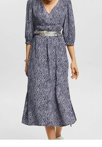 Námornícké šaty s bílým abstraktním vzorem, výstřih do V, tříčtvrteční rukávy, zúžený pas se stříbrným opaskem, délka po lýtka, lehký materi�ál.