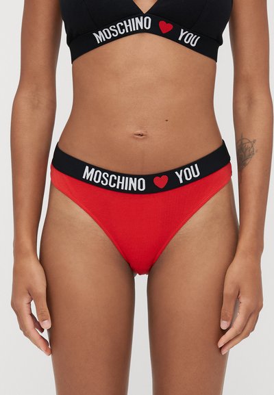 Crvene pamučne bikini gaće s crnim elastičnim pojasom na kojem u bijelom tekstu piše "MOSCHINO ❤️ YOU". Glatka tekstura i minimalistički dizajn.