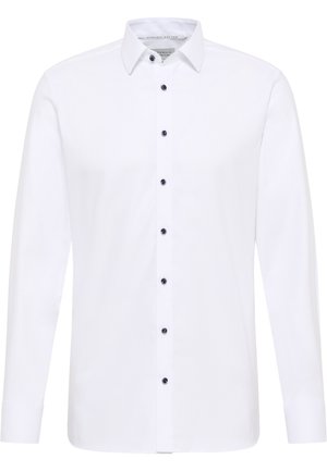 Hvid langærmet skjorte lavet af bomuld, med en struktureret krave, knaplukning foran med mørke knapper og standard pasform.