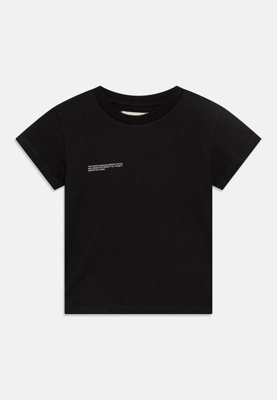 Μαύρο μπλουζάκι φτιαγμένο από οργανικό βαμβάκι, με στρογγυλή λαιμόκοψη και κοντά μανίκια. Κείμενο τυπωμένο μπροστά σε λευκό χρώμα.