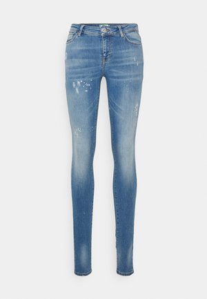 Jeans skinny feitos de denim azul claro, apresentando áreas desgastadas, um desbotamento subtil, um design de cinco bolsos e um fecho clássico com botão.