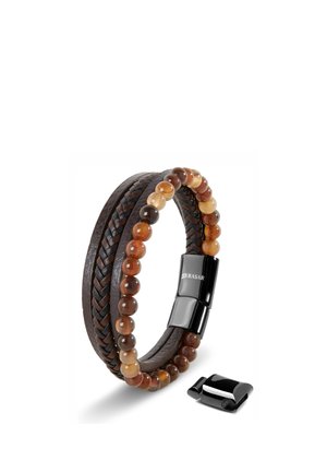 Braunes Perlen- und geflochtenes Lederarmband mit schwarzem Magnetverschluss, teilweise abgelöst und neben das Armband gelegt.