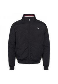 Svart bomberjacka med dragkedja framtill, ribbade muddarna och nederkant. Har en liten broderad logotyp på vänster bröst. Slät tygtextur.