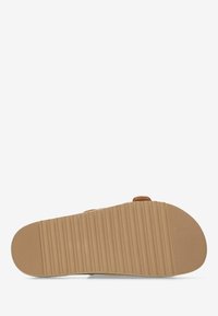 Lehká sandála s texturovanou béžovou gumovou podešví, nastavitelnými hnědými popruhy a jednoduchým designem bez ozdob.