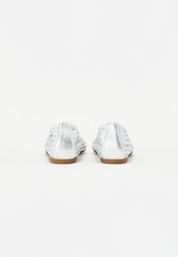 Chaussures en cuir tissé argenté avec un profil bas et un bout rond. Présentent des accents métalliques lisses et une semelle flexible.