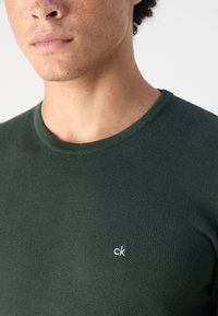 Calvin Klein SWEATER - Maglione - midnight forest