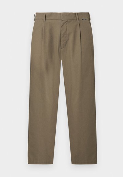 Pantalons kaki pour hommes à jambes droites avec passants pour ceinture, plis avant, et une fermeture dissimulée par boutons et zip.