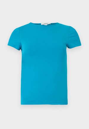 Hellblaues T-Shirt mit kurzen Ärmeln und Rundhalsausschnitt mit einem Topshop-Label auf weißem Hintergrund.