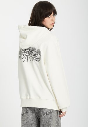 Weißer Hoodie mit einem grafischen Druck, der Hände und eine Sonne auf dem Rücken zeigt. Weicher Stoff, lockere Passform und Kapuze mit Kordelzug.