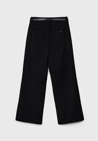 Pantalon noir à jambes larges avec une texture lisse, doté d'une ceinture avec un accent en cuir, deux poches arrière et une finition soignée.