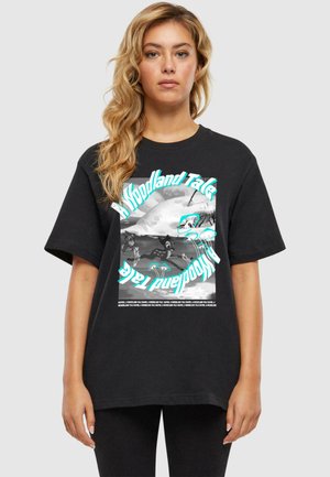 Schwarzes Baumwoll-T-Shirt mit einem grafischen Druck in Weiß und Türkis, der eine Waldszene mit stilisiertem Text und Cartoon-Tieren darstellt.