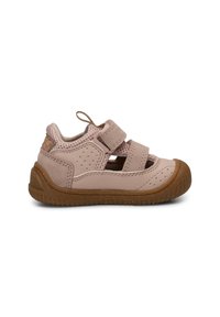 Sandale rose clair pour tout-petit avec deux bandes Velcro, maille respirante, côtés perforés et semelle en caoutchouc marron sur fond blanc.