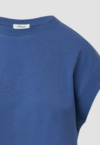 Blaue Baumwoll-T-Shirt mit rundem Halsausschnitt und kurzen Ärmeln. Verfügt über einen gerippten Kragen und eine glatte Textur. Etikett zeigt den Markennamen.