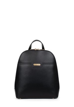 Zaino nero in pelle texture, caratterizzato da una parte superiore arrotondata, un pannello frontale con un accento dorato e una maniglia superiore.