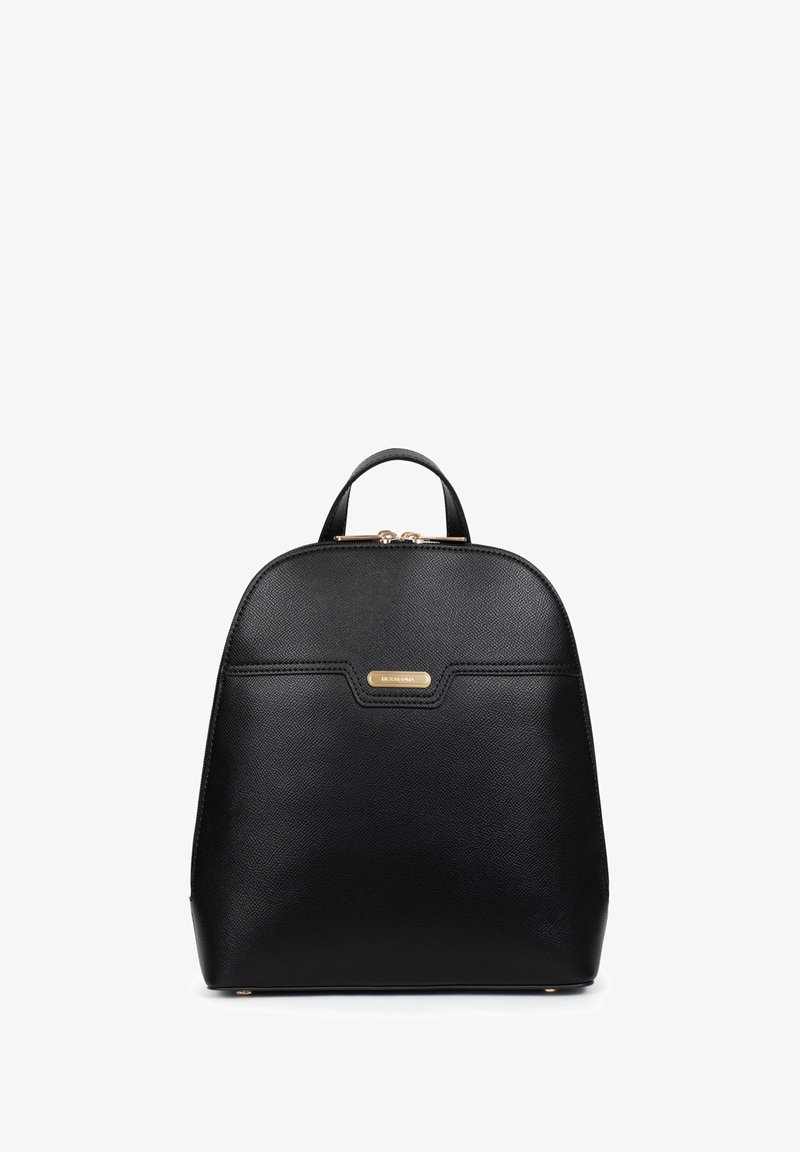 Zaino nero in pelle texture, caratterizzato da una parte superiore arrotondata, un pannello frontale con un accento dorato e una maniglia superiore.