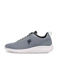 Grå mesh-sneaker med en lätt design, mörka accenter, grå snören och en vit gummisula. Har en logotyp på sidan.