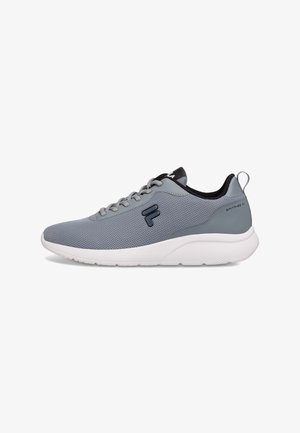 Grauer Mesh-Sneaker mit leichtem Design, dunklen Akzenten, grauen Schnürsenkeln und einer weißen Gummisohle. Verfügt über ein Logo an der Seite.
