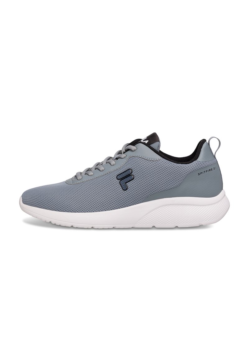 Grå mesh-sneaker med en lätt design, mörka accenter, grå snören och en vit gummisula. Har en logotyp på sidan.