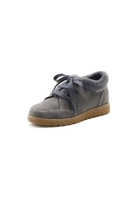 Zapato de gamuza gris con forro de piel, cierre con cordones en la parte frontal y suela de goma marrón texturizada, diseñado para calidez y comodidad.