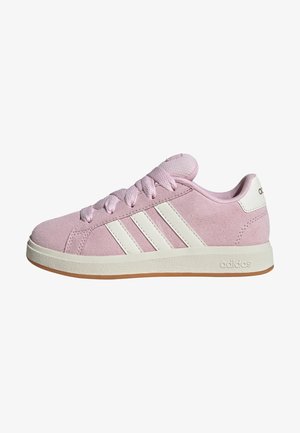 Baskets en suede rose avec des bandes blanches, bout arrondi, col rembourré, et semelle en caoutchouc, présentant des détails texturés sur la tige.