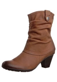 Bota de tobillo de cuero marrón con un diseño holgado, punta redondeada y tacón apilado. Cuenta con un adorno de botón en la parte superior.