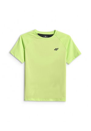 Niño de pie sonriendo, vestido con una camiseta de manga corta verde lima, pantalones negros y zapatillas negras sobre un fondo gris.