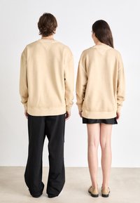 Tommy Jeans CLASSIC CREW UNISEX - Sweatshirt - gentle gold