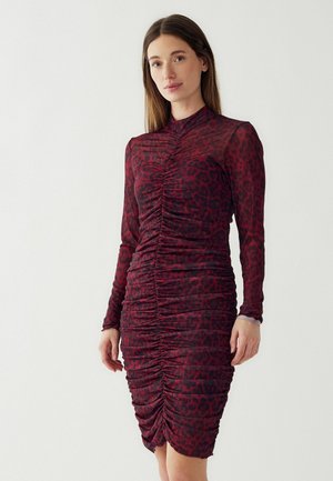 Rüschiges rotes und schwarzes Leopardenmuster-Kleid mit langen Ärmeln, hohem Ausschnitt und knielanger Saumlänge. Weicher, dehnbarer Stoff mit dezentem Glanz.