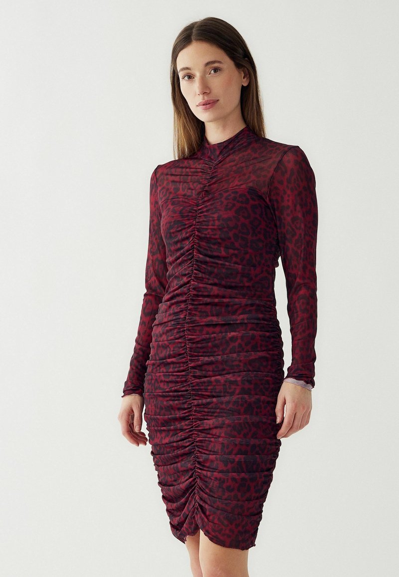 Rüschiges rotes und schwarzes Leopardenmuster-Kleid mit langen Ärmeln, hohem Ausschnitt und knielanger Saumlänge. Weicher, dehnbarer Stoff mit dezentem Glanz.