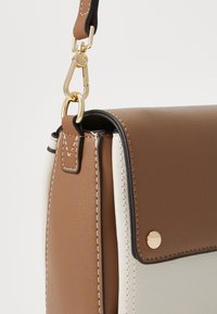 PARFOIS CROSSBODY BAG ALLY - Schoudertas - ecru