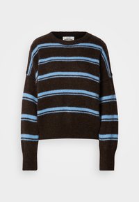 Brauner Wollpullover mit breiten horizontalen blauen Streifen. Er hat einen Rundhalsausschnitt und leicht fallende Schultern, sowie einen strukturierten Stoff.