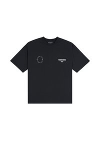 T-shirt noir à manches courtes en coton, avec du texte imprimé blanc et un motif étoilé circulaire sur la zone gauche de la poitrine.