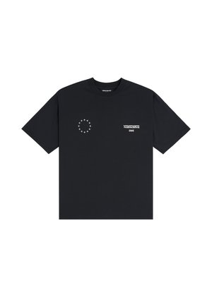 T-shirt noir à manches courtes en coton, avec du texte imprimé blanc et un motif étoilé circulaire sur la zone gauche de la poitrine.