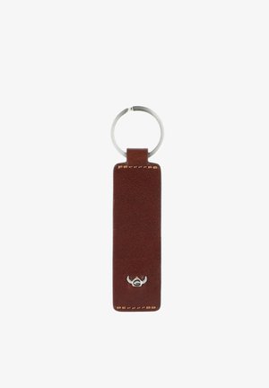 Porte-clés rectangulaire en cuir marron avec anneau en métal et petit emblème tête de taureau en argent en bas.