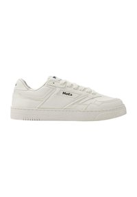 Hvite lær sneakers med rund tå, teksturert gummisåle og sideplater. Har snøring og logo på tungen og siden.