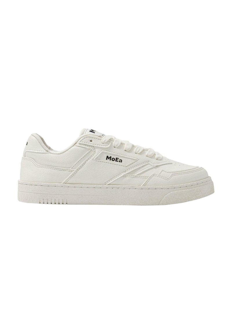 Hvite lær sneakers med rund tå, teksturert gummisåle og sideplater. Har snøring og logo på tungen og siden.