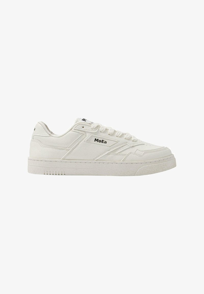 Weiße Ledersneaker mit abgerundetem Zehenbereich, strukturiertem Gummisohle und seitlichen Akzenten. Verfügt über eine Schnürverschluss und ein Logo auf der Zunge sowie an der Seite.