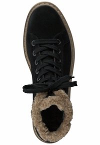 Zapatillas de ante negro con forro de pelo sintético marrón texturizado en el tobillo, puntera redonda, cordones negros y suela de goma con acentos beiges.