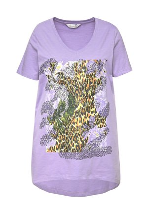 T-shirt lavande à manches courtes avec un col en V, présentant un motif coloré de léopard et de fleurs à l'avant. Tissu doux et ourlet arrondi.