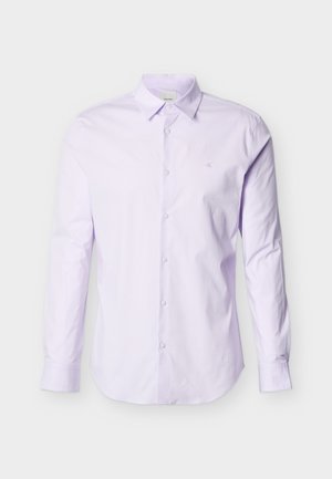 Svetlo vijolična dolga bombažna majica z dolgimi rokavi, z gumbi spredaj, koničastim ovratnikom in majhnim logotipom na prsih.