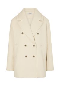 Cappotto crema doppiopetto realizzato in morbido tessuto, con ampi rever a scollo, bottoni argentati e tasche laterali.